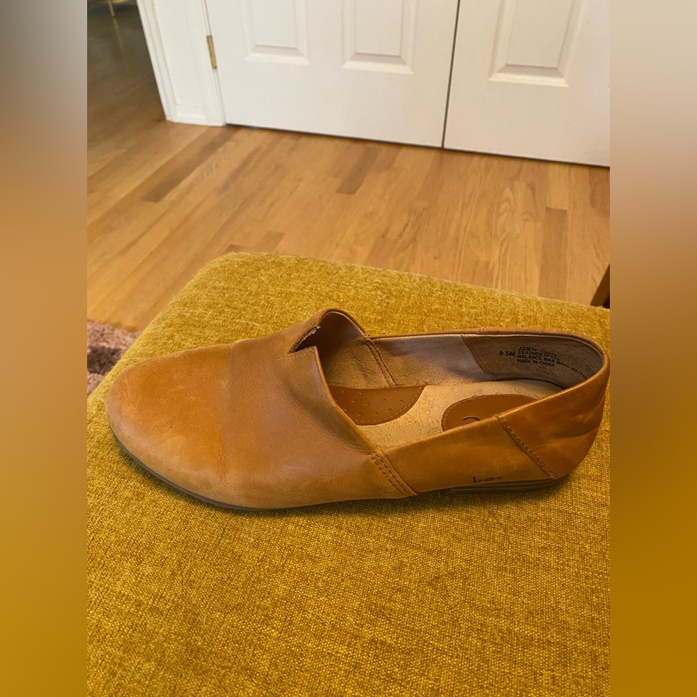 b.o.c. Women’s Tan Leather Slip-On’s Size 9.5 - Picture 4 of 5